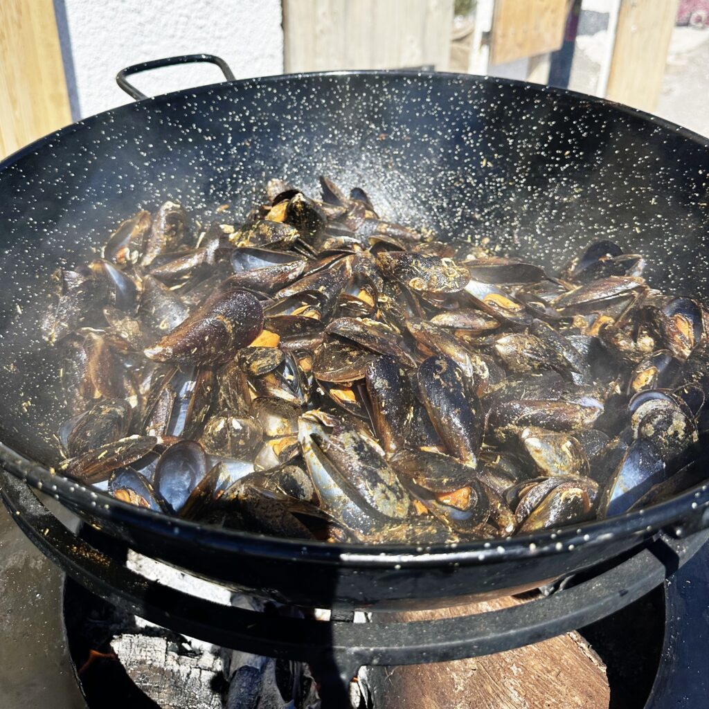 Brasucade de Moules de Dégus'Thau, cuite au brasero, Le Mourre Blanc, Mèze